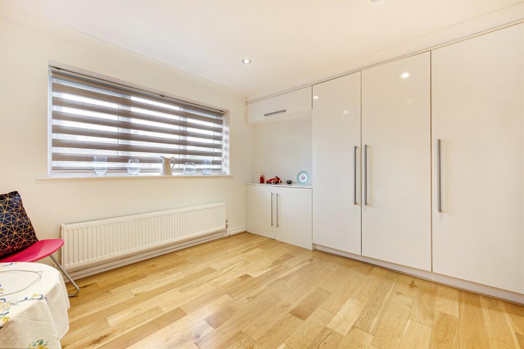 2 bedroom apartment for sale in Delahays Drive, Hale, WA15